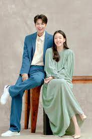 Lee min ho plays the role of emperor lee gon , who wants to close the portal between the two dimensions, and kim go eun plays the role of detective jung tae eul, who aims to protect people. Lee Min Ho Kim Go Eun The King Eternal Monarch Lee Gon Taeul Selebriti Gaya Model Pakaian Pria Selebritas