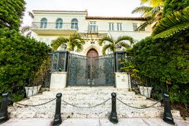 62 answers to 18 questions about gianni's: Miami Usa July 31 Versace Mansion In 1997 The World Gasped Stock Photo Picture And Royalty Free Image Image 25619698