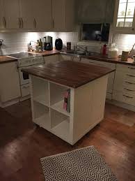 To Expedit Kallax Hyller Hjul Og Plate Flyttbar Kjokkenoy Inreda Kok Kok Inspiration Lantligt Diy Koket