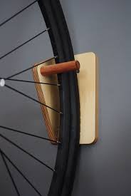 Tijd En Ruimte Besparen Door Opknoping Van Uw Fiets Binnen Of Buiten Gemaakt Van Premium Multiplex En Tasmaanse Eik K Bike Hanger Bike Storage Bike Rack Wall
