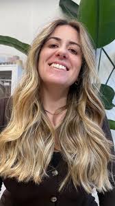 Profissional & elegante, ✨ Madeixas que iluminam, movimento que encanta ✨,  Esse loiro foi criado com técnica para trazer naturalidade, profundidade e  muito brilho. Resultado leve, moderno e cheio de ...