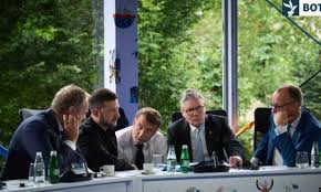 UE chce odegrać swoją rolę przed szczytem Trump-Putin na Alasce – Gazeta  Express