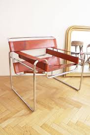 Chaise emblématique de marcel breuer avec assise et dossier en cuir noir et structure en métal chromé. Fauteuil Wassily B3 De Marcel Breuer 90 S Cuir Cognac Luckyfind