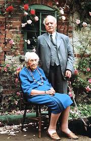 An Aging Agatha Christie With Her Second Husband The Much Younger Archeologist Max Mallowen Ma Agatha Christie Agatha Christie Books Agatha Christie S Poirot