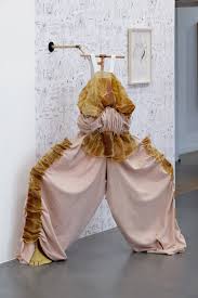 La enóloga de azpilicueta, elena adell, ensambla variedades y elabora vinos que, sin perder la escencia del vino riojano, emocionen y provoquen la curiosidad del consumidor. Mercedes Azpilicueta At Cac Bretigny Art Viewer