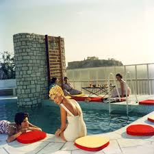 So This Is How Insta Famous Travelers Get The Perfect Photo Slim Aarons Photography Slim Aarons Poolside Slim Aarons