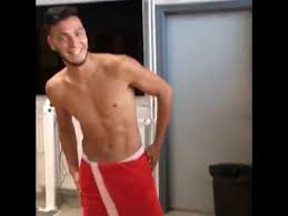 Malgré des débuts compliqués, l'international algérien, avec la patience et le travail, a pu mettre en exergue ses qualités. Bizutage Oeufs Ramy Bensebaini Stade Rennais Youtube