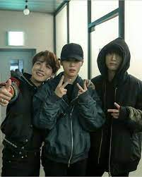 Visual dan kharisma personil bts tidak dapat dipungkiri, banyak kaum hawa mengidolakan mereka … Jhope Jimin Jungkook Jimin Jungkook Bts Jungkook Jikook