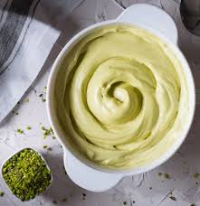 La Creme De Pistache Au Mascarpone Est Une Creme A Base Mascarpone Et De Creme Au Beurre A La Pistache Tres Facile A P En 2020 Recette Facile Creme Pistache Pistache