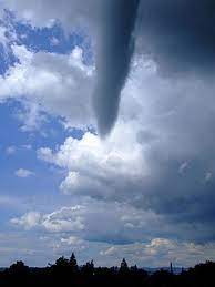 A felvételt is meg kellett szakítani, mielőtt a pusztítás. Tornado Wikipedia