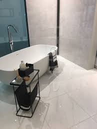 Entdecken sie unser wetterfestes feinsteinzeug und planen sie ihren neuen lieblingsplatz im freien! Fur Ein Klassisches Und Modernes Ambiente Fliesen In Natursteinoptik Baustelle Badewanne Badezimmer Bad Wohlfuhl Fliesen Schoner Wohnen Home Interior