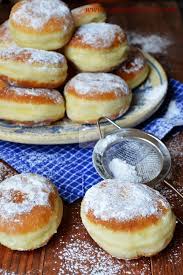 Am pus făina, sarea, zaharul și drojdia, am amestecat ingredientele uscate sa se incorporeze tot, după aceea am turnat apa călduță si am frământat. Gogosi De Post Food Yummy Food Vegan Desserts