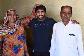 Tau bola bhaa( rate) nahee hota to fer ke rail hota hai. Bajrang Punia Live My Father Played Very Important Role In Making Me A Wrestler
