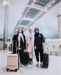 The Best Girls Trip Destinations For Your Next Friend Cation Di 2020 Dengan Gambar Kasual Kerudung Pakaian Kasual