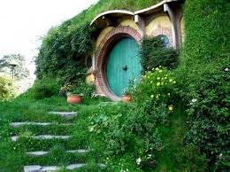Kuriose Gebaude Wald Haus Holzhaus Wales Uk Hobbit Hauser Untergrund Hauser Natur Haus