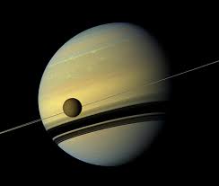 Ia juga mempunyai graviti yang kuat kerana jisimnya besar. Bulan Di Planet Zuhal Semakin Jauh