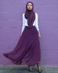 Yaşantımızın hemen her yerinde renkler oldukça önemli bir yere sahip. Mor Kiyafetler Nasil Kombinlenir