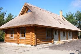 How to build a uk european style thatch roof using quickthatch, melaleuca roof thatch from oznative. Wooden Houses With A Thatched Roof