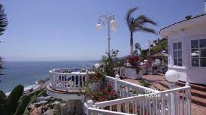 Johnny carson's former malibu compound listed by billionaire film producer sydney kimmel. A One Of A Kind Malibu Compound Youtube