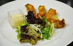 Croustillants De Gambas Sauce Tandoori A Savourer Dans Les Restaurants Vin Maree 75007 75011 75014 75016 Croutillants Gambas Cuisine Plat Tandoori