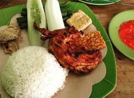 Satu porsi nasi campur men weti terdiri dari nasi putih yang dicampur dengan ayam suwir, kulit ayam goreng, telur rebus, urap khas bali, kacang goreng, dan sambal goreng. Top 20 S Bali Foodies Snack Street Food Witaworld