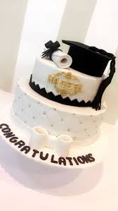 Celebra de una manera clásica y elegante con este hermoso pastel decorado con un impactante tono dorado. 160 Ideas De Graduacion En 2021 Graduacion Pasteles De Graduacion Tortas De Graduacion