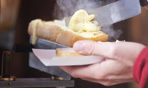 La raclette è un piatto tipico svizzero, precisamente del canton vallese. Raclette In Svizzera Il Formaggio Si Fonde Con Il Piatto
