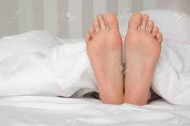 Kalte füße sind unangenehm und nervig. Nackte Fusse Im Bett Lizenzfreie Fotos Bilder Und Stock Fotografie Image 12082102