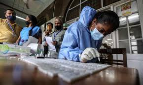 Einige sind ansteckender, andere umgehen sogar den schutz durch impfstoffe. New Coronavirus Variant Described As Double Mutant Reported In India India The Guardian
