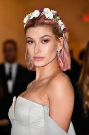 Exactly How Hailey Baldwin Got Her Peachy Pink Hair For The Met Gala Peachy Pink Hair Summer Hair Dye Summer Hair Color