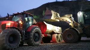 Des offres de grande qualité. Kubota M7173 Dumper Getting Into Calcmine Youtube