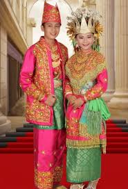 Ao dai (áo dài) adalah jenis dari pakaian nasional vietnam yang dikenakan oleh kaum wanita. Pakaian Adat Vietnam Yang Dipakai Pada Acara Pesta Adalah Pakaian Adat