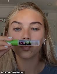 Who needs false lashes?! Beauty guru's smart eyelash hack goes viral