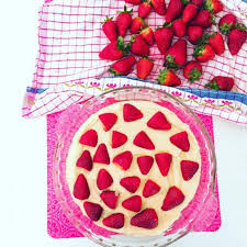 Mettete metà dell'impasto in una tortiera imburrata e infarinata. Torta Della Suocera Con Fragole