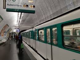 Si vous n'avez pas d'hébergement pour votre cure, ce studio situé au clos de l'eden pourrait vous convenir : Reveillon De Noel A Paris Les Horaires Du Metro Dans La Nuit Du 24 Au 25 Decembre Actu Paris