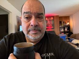 Happy Saturday everyone it's a nice morning here, not so hot but plenty of  sunshine, my garden is all as it should be after the visitor's last night.  So a relaxing morning