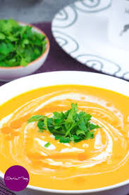 Karotten Suppe Mit Zwiebeln Apfel Und Ingwer Vegan In 2020 Vegane Suppenrezepte Zwiebel Rezepte Karotten