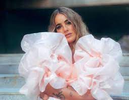 Jul 01, 2021 · é já este sábado, dia 3 de julho, que gisela joão vai mostrar, pela primeira vez em lisboa, o mais recente disco aurora.a atuação da cantora está incluída na programação do festival lusco fusco, um ciclo de concertos que decorre ao anoitecer, no terraço do capitólio, em lisboa, até ao dia 25 de julho. Gisela Joao Entra Directamente Para O 1 Do Top Nacional De Vendas Com Aurora Antena Livre