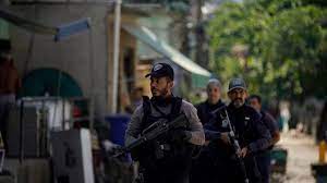 Policial baleado enquanto equipe do cmera record acompanha operao em favela. Ms0ood0jlsnum