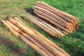 Wenn der holzzaun aus einzelnen zaunlatten oder brettern gebaut wird, können die pfostenabstände individuell festgelegt werden. Staketenzaun Selber Bauen In 2020 Gartenzaun Selber Bauen Garten Zaun Ideen Gartenstruktur