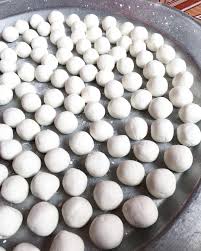 Bánh trôi nặn viên nhỏ bằng quả nhãn lồng, ngoài trắng, trong nhân người việt xưa đã sáng tạo ra món bánh trôi, bánh chay là những món ăn nguội, mang tính mát. Yqtoxnbuhsxggm