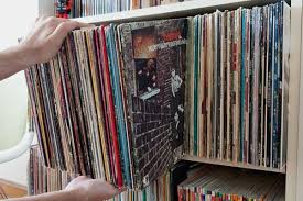 15 Facons De Creer Des Cachettes Secretes Dans Votre Maison Rangement Secret Bibliotheque Rangement Cachette Secrete