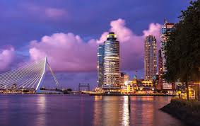 Het centrum van de stad is aan het begin van de tweede wereldoorlog bijna volledig plat gebombardeerd. Port Of Rotterdam Authority Rotterdam Make It Happen
