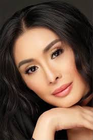 Single mom na dating OFW nagtapos na cum laude