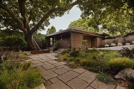 With clean and firm lines, contemporary design easily below you can see some modern home plans with courtyard that attract through the seemingly uninterrupted interior space and transparency given. Mid Century Modern Remodel In California With A Central Courtyard