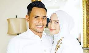 Bagaimanapun, ayu mengakui video tersebut adalah koleksi peribadinya antara dia dan suami. Video Naka1 Suami Terseb4r Ayu Raudhah Lapor Skmm Fb Group King