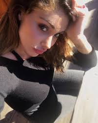 Belen Rodriguez, casco su misura per Santiago dopo la polemica