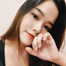 弹古筝每次都需要缠胶布在手上所以我很少做美甲，不过这个Dashing Dash的美甲简直太方便！只需要贴在指甲上，再用附送的LED mini  lamp照一波就完成了！重点是很耐用，戴古筝胶布一点都不影响～在家也能很轻松快速地完成✓ 💅Jennie's Glaze Collection  -Variety of colour ...