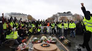 Book your tickets online for arc de triomphe, paris: Gilets Jaunes A Paris L Arc De Triomphe Tague Et Pris D Assaut