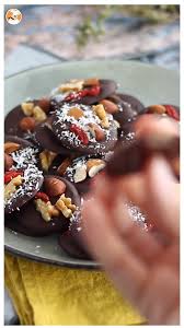 Mendiants Chocolats Aux Fruits Secs Recette Ptitchef Video Recette Video En 2020 Recette Mendiant Chocolat Recette Recette Mendiants